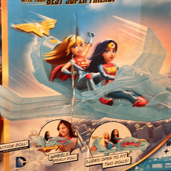 DC superhero Wonder Woman and Invisible Jet - Picture 3 of 4